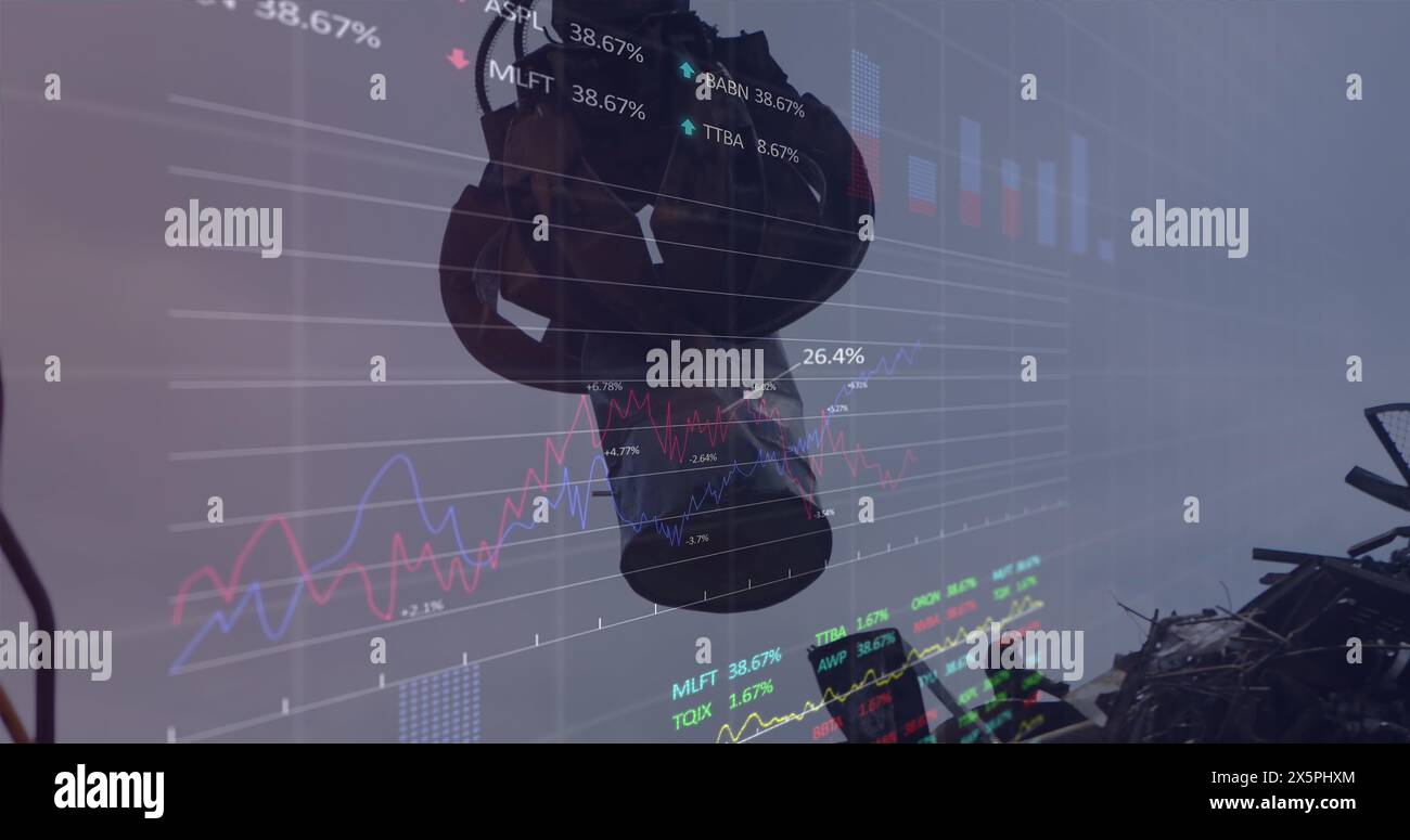 Immagine di più grafici, banchi di scambio, gru che afferrano rottami metallici e li scaricano nel deposito di rifiuti Foto Stock