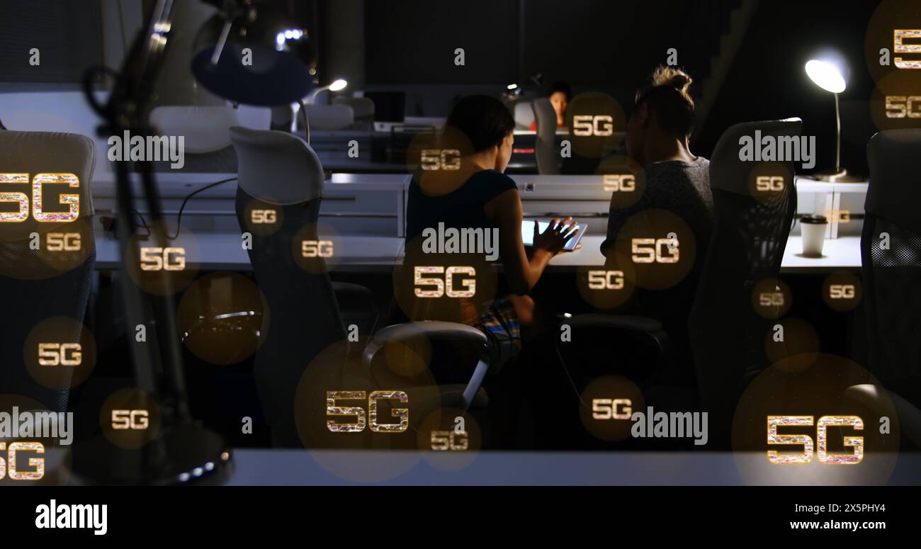 Immagine di più testi 5g sulla vista posteriore di diversi colleghi che discutono dei rapporti in ufficio Foto Stock