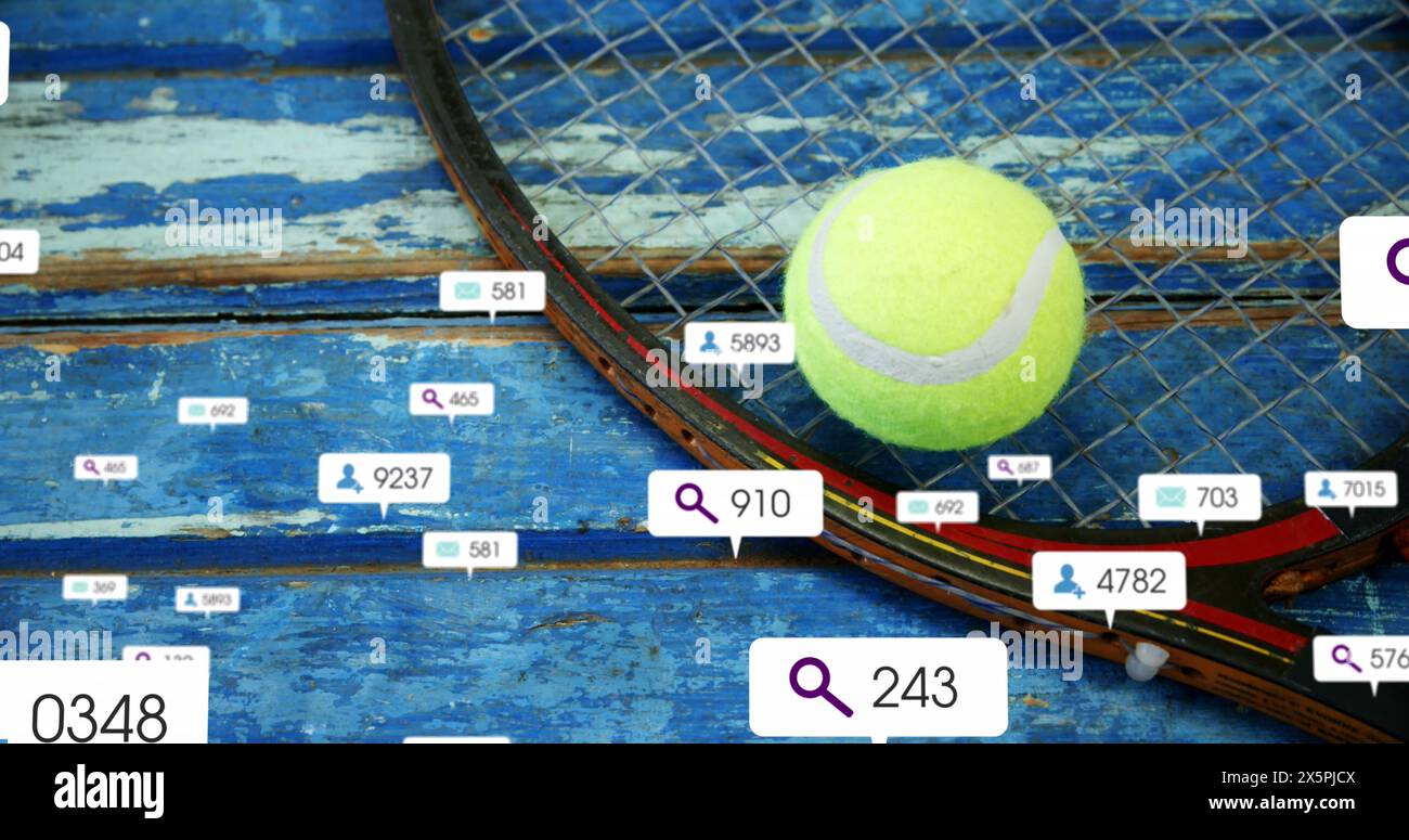 Immagine di più barre di notifica sopra la palla da tennis e la racchetta su un tavolo di legno Foto Stock