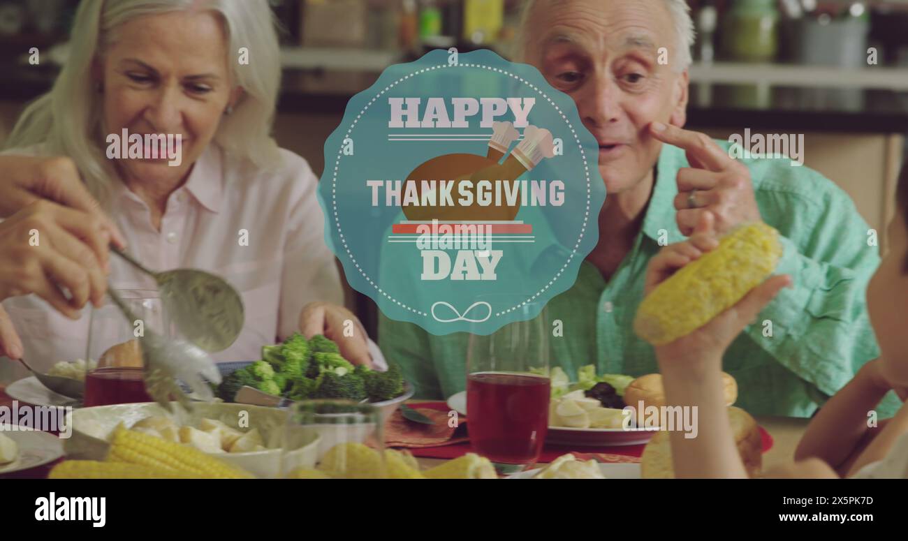 Immagine del testo del giorno del ringraziamento sulla felice alimentazione della famiglia caucasica Foto Stock