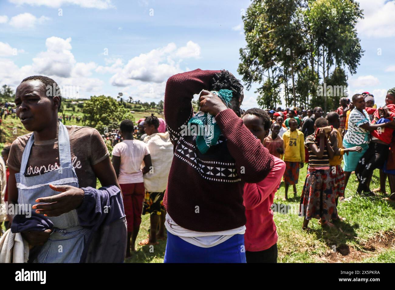 Nakuru, Kenya. 10 maggio 2024. I membri della comunità colpiti dal dolore reagiscono dopo il recupero di uno dei corpi delle due giovani sorelle annegate mentre tentavano di attraversare il fiume Njoro gonfio nel villaggio di Ketiro, nella contea di Nakuru. Le loro tragiche morti si aggiungono al bilancio di almeno 230 persone che hanno perso la vita a seguito di forti piogge che hanno causato inondazioni su larga scala in Kenya. Credito: SOPA Images Limited/Alamy Live News Foto Stock