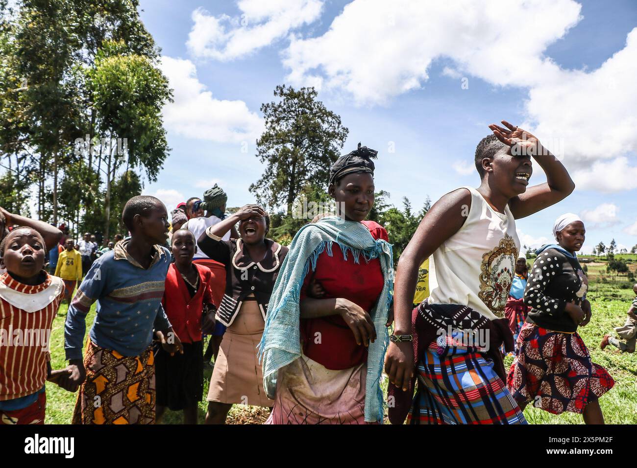 Nakuru, Kenya. 10 maggio 2024. I membri della comunità colpiti dal dolore reagiscono dopo il recupero di uno dei corpi delle due giovani sorelle annegate mentre tentavano di attraversare il fiume Njoro gonfio nel villaggio di Ketiro, nella contea di Nakuru. Le loro tragiche morti si aggiungono al bilancio di almeno 230 persone che hanno perso la vita a seguito di forti piogge che hanno causato inondazioni su larga scala in Kenya. (Foto di James Wakibia/SOPA Images/Sipa USA) credito: SIPA USA/Alamy Live News Foto Stock