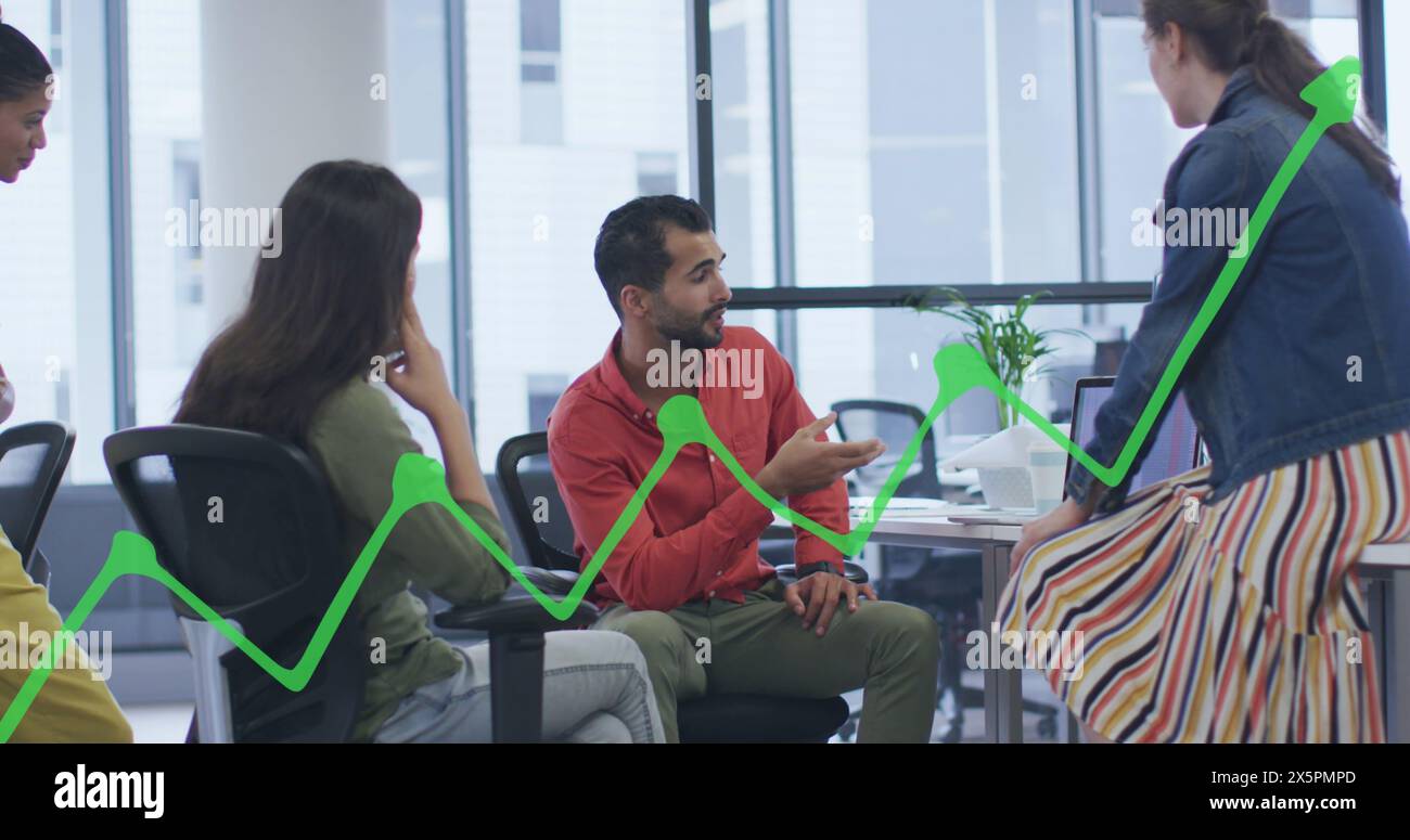 Immagine di un grafico su diversi colleghi che condividono idee in ufficio Foto Stock