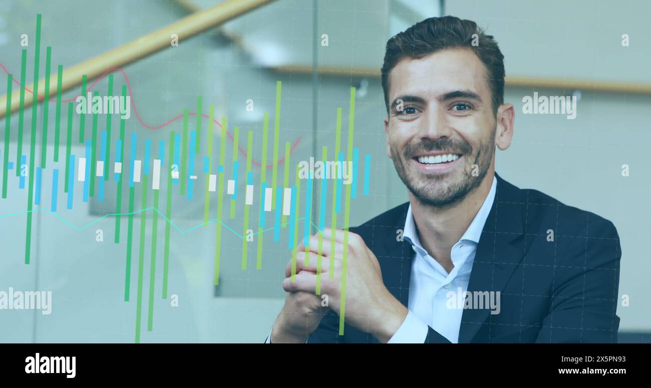 Immagine di più grafici su un sorridente uomo caucasico seduto sul divano in ufficio Foto Stock