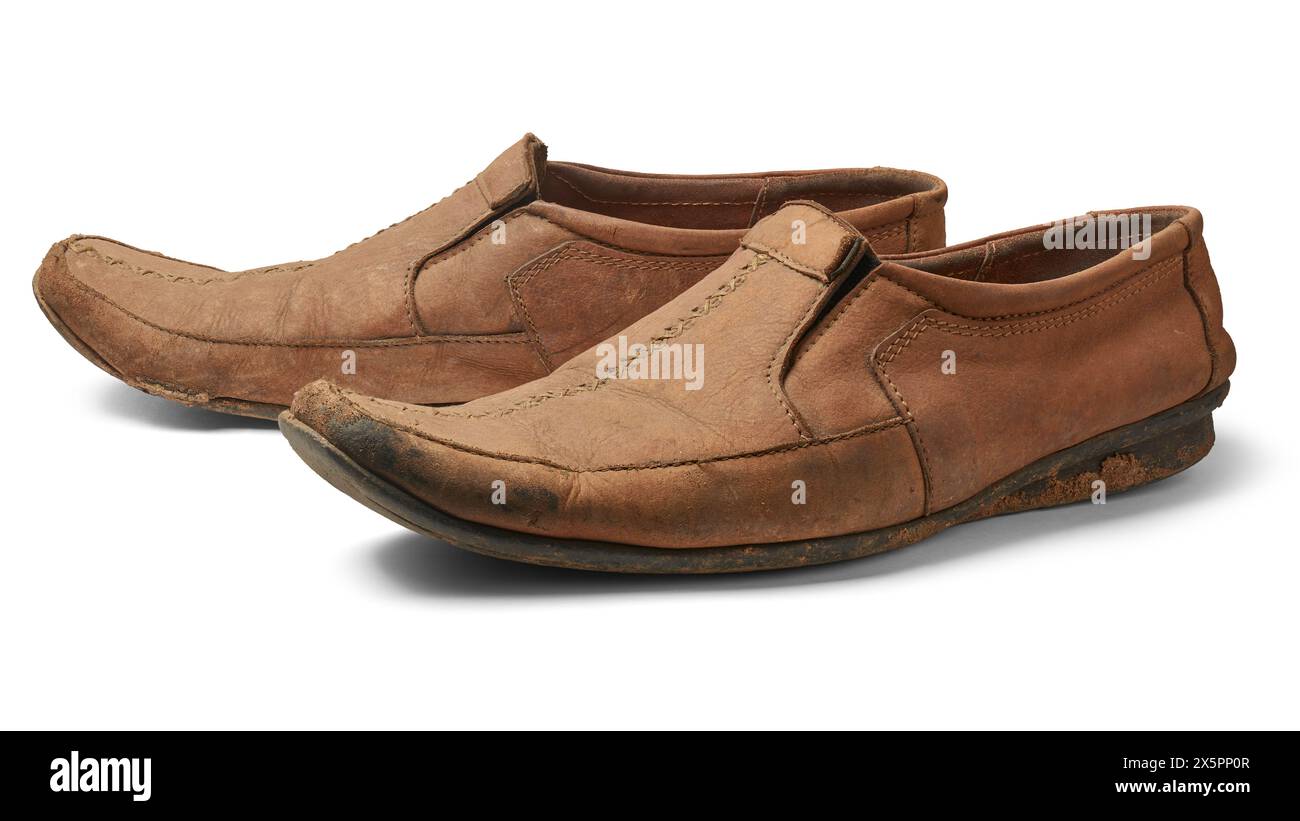 modello di scarpe casual slip-on usate con fondo bianco isolato, mocassini marroni sporchi con tacco basso o calzature senza allacciamenti o lacci Foto Stock