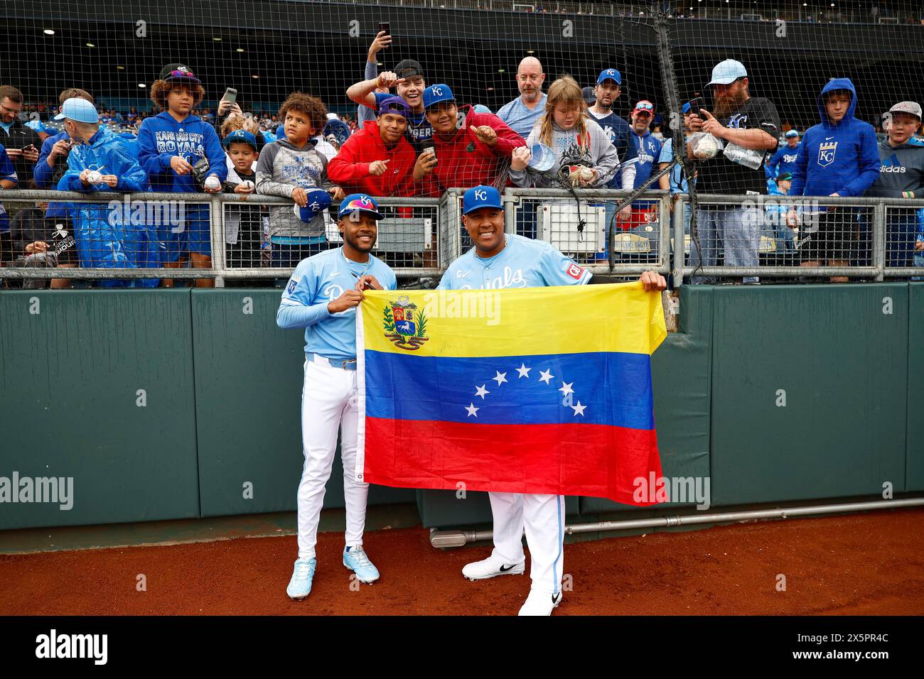 Salvador Perez n. 13 e Maikel Garcia n. 11 dei Kansas City Royals detengono una bandiera venezuelana prima di una partita contro i Texas Rangers al Kauffman Stadium il 5 maggio 2024 a Kansas City, Missouri. (Foto di Brandon Sloter/immagine di Sport) Foto Stock