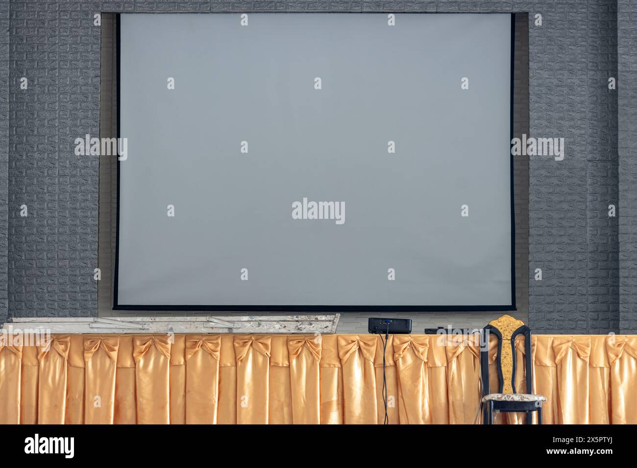 Tavolino vuoto con schermo di proiezione Foto Stock