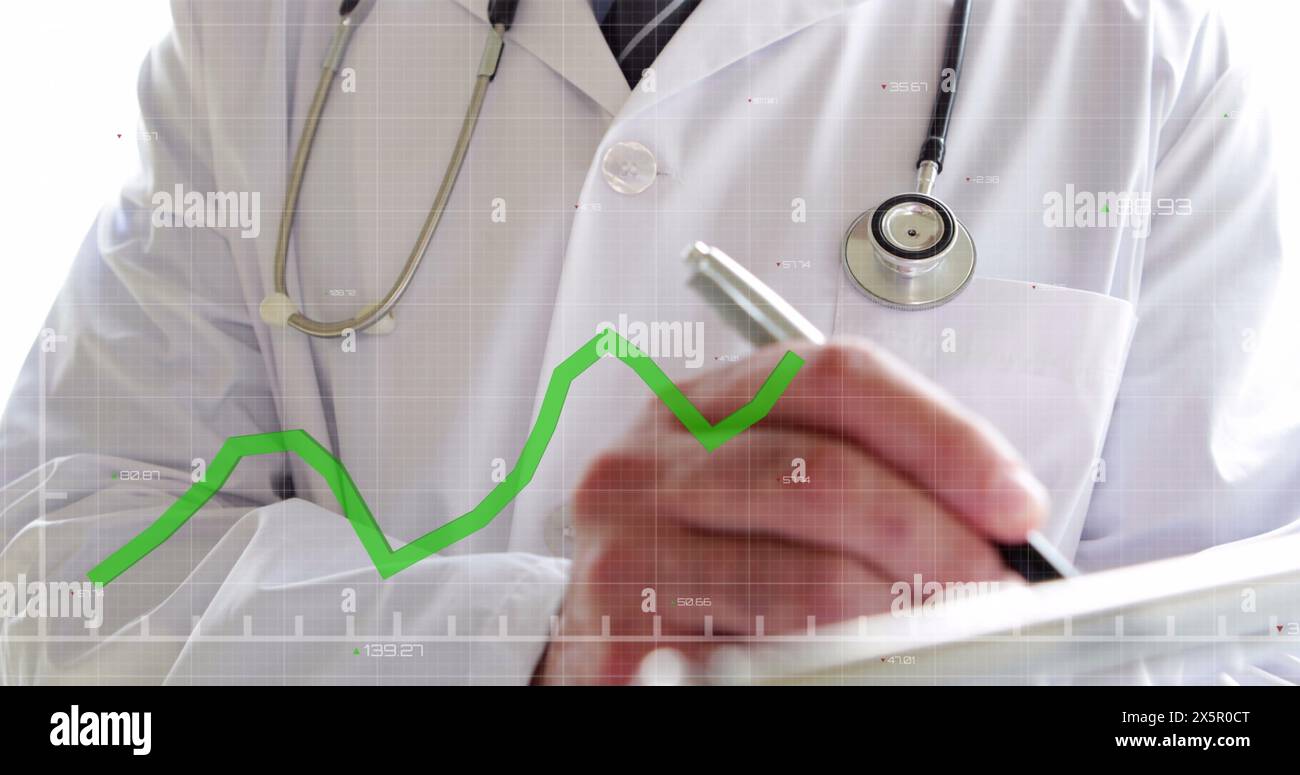 Un medico caucasico maschile che indossa un cappotto bianco con una penna e un appunti Foto Stock