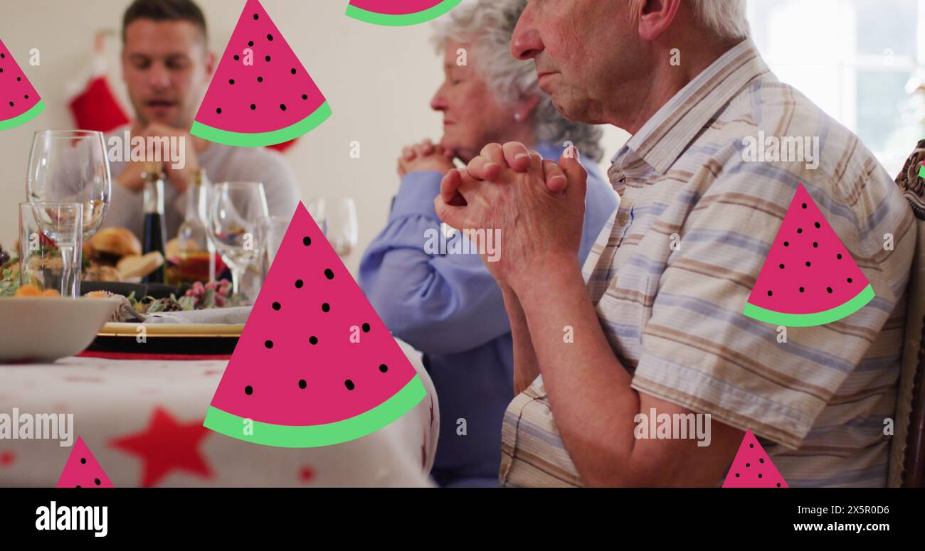 Riunione di famiglia caucasica, coppia senior e cena con padre/figlio di mezza età Foto Stock