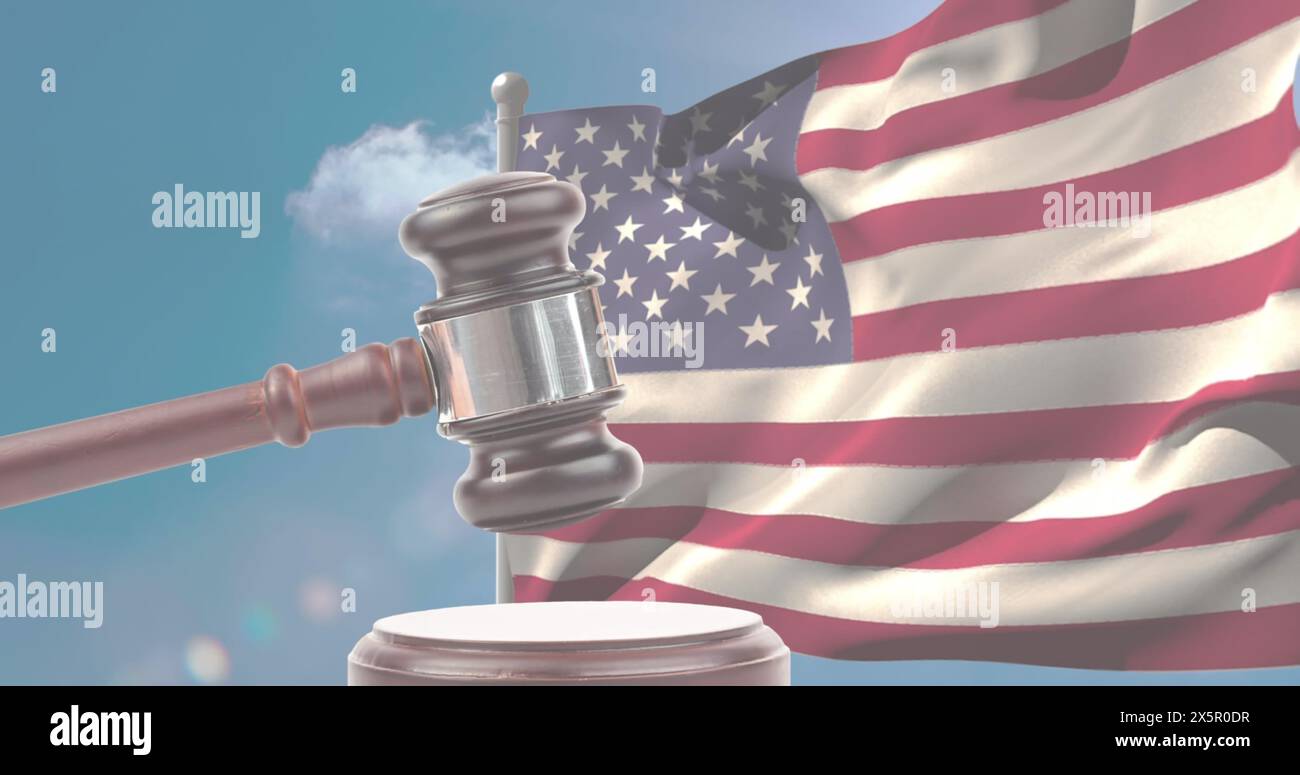 Un martelletto si trova di fronte alla bandiera americana, simboleggiando legge e giustizia Foto Stock