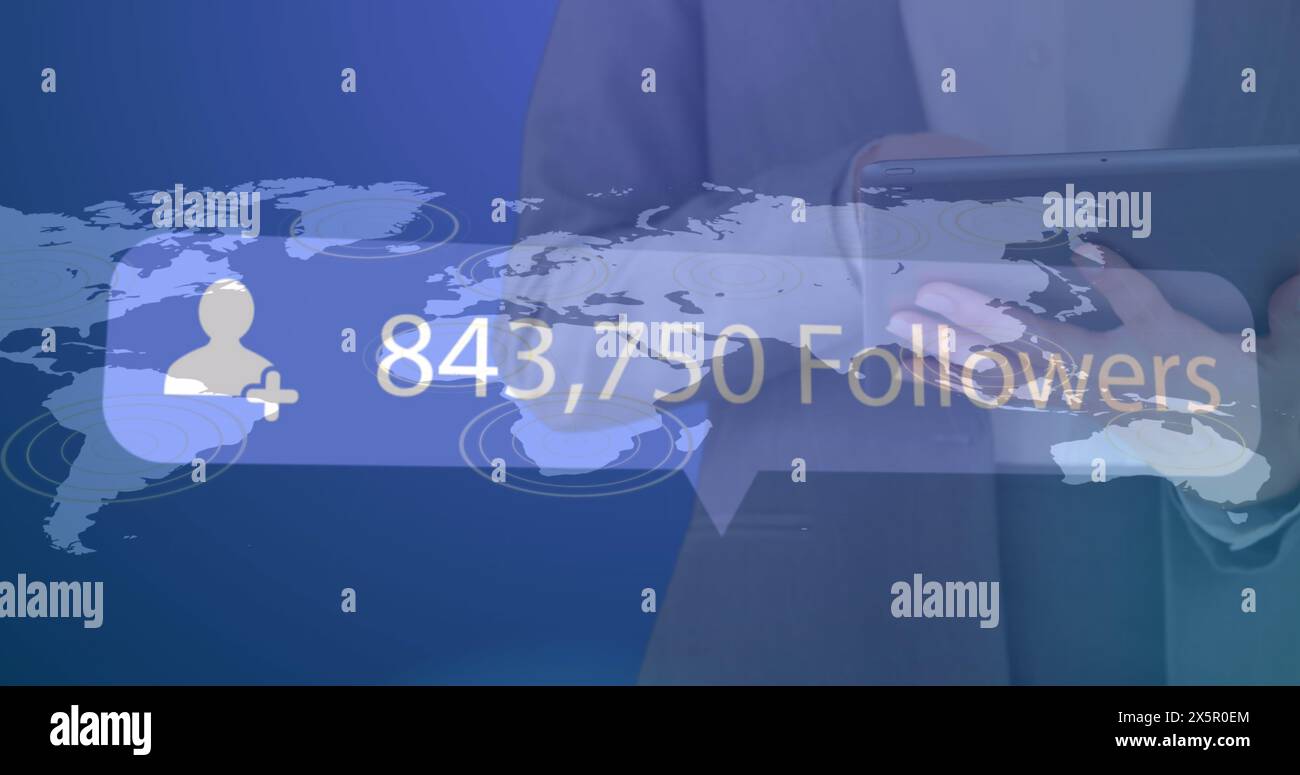 Donna caucasica anziana che tiene un tablet che mostra follower sui social media Foto Stock