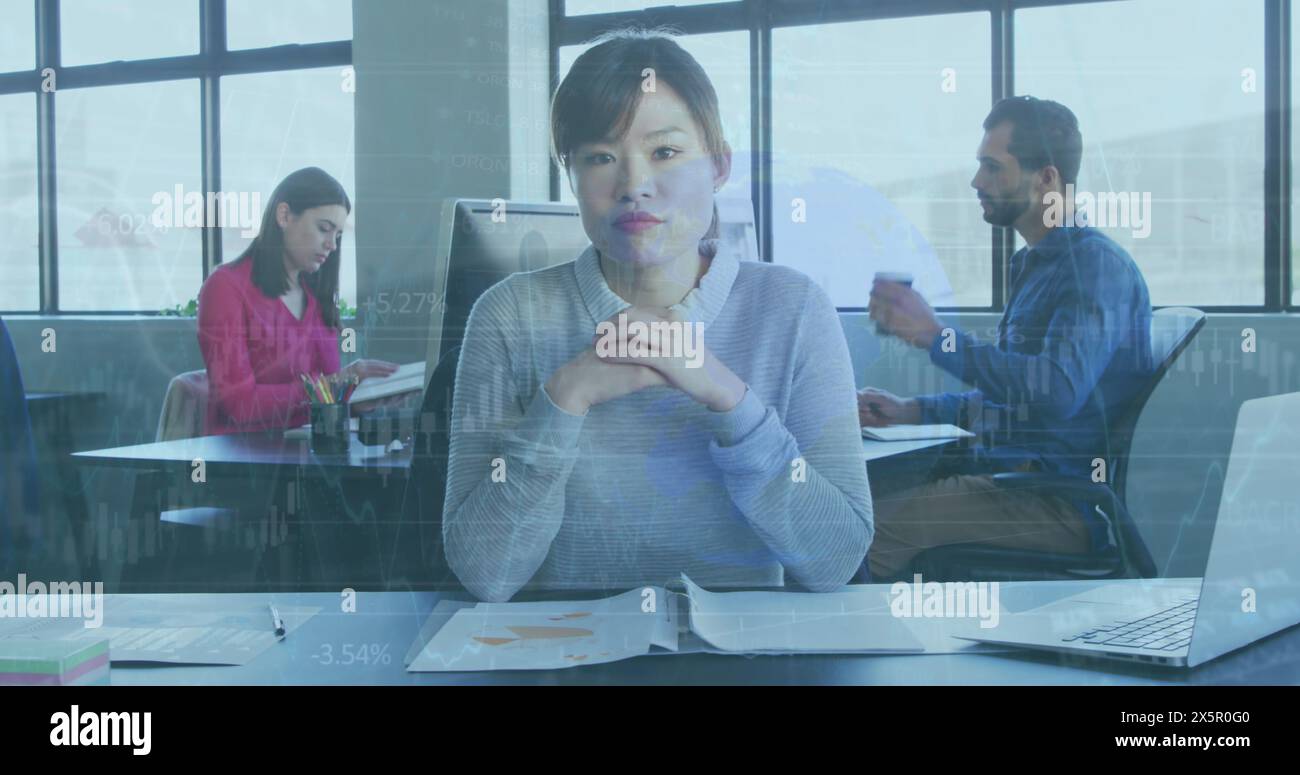 Colleghi diversi che si concentrano sul lavoro, donna asiatica di fronte Foto Stock