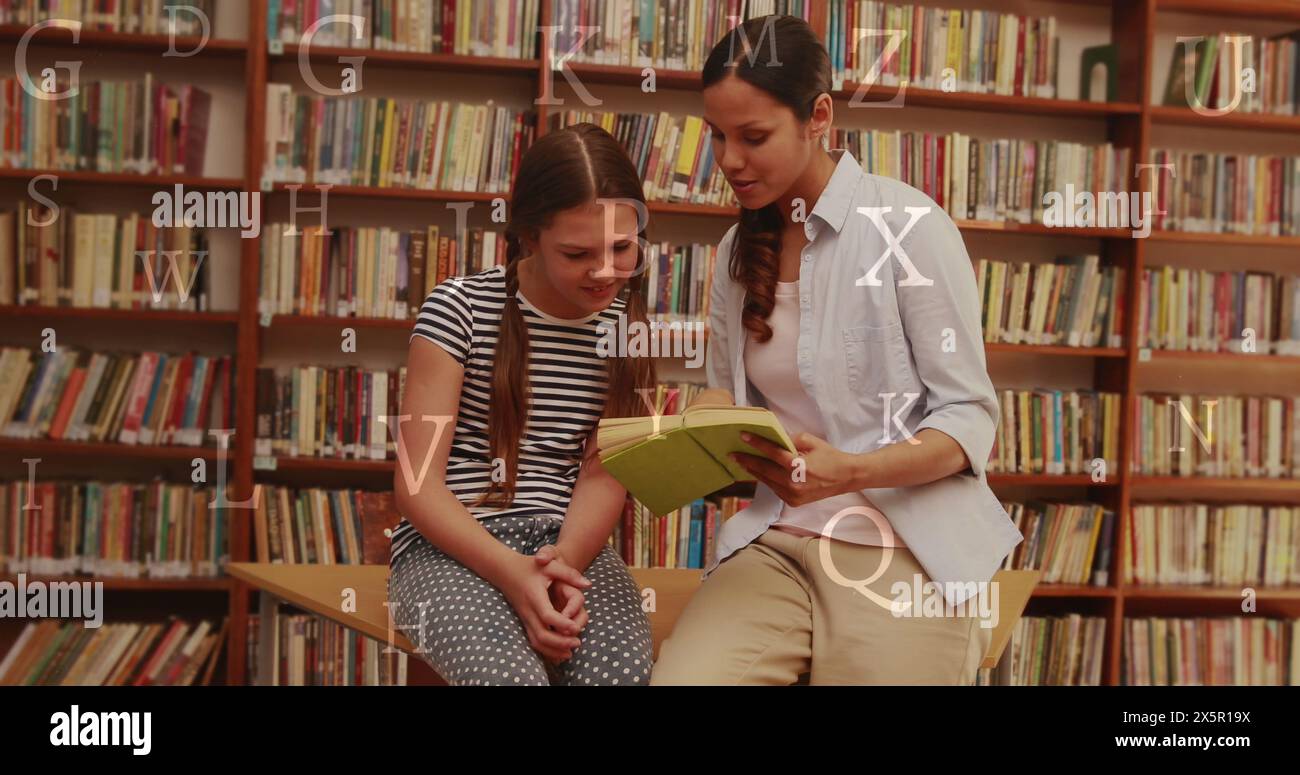 Immagine di lettere che si spostano su una studentessa felice e un'insegnante che legge i documenti in classe Foto Stock