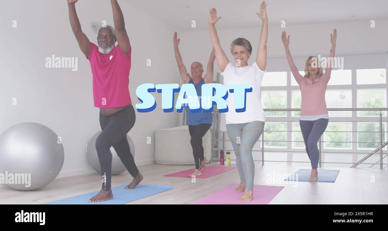 Diversi gruppi di adulti adulti adulti stanno praticando yoga in una sala luminosa Foto Stock