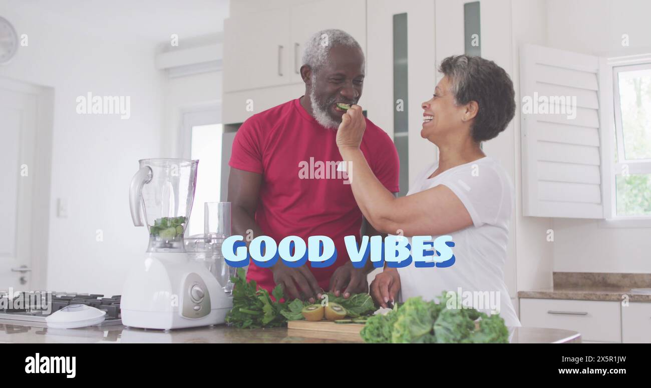 Ingegnere afroamericano e scienziato birazziale stanno preparando il cibo in cucina Foto Stock