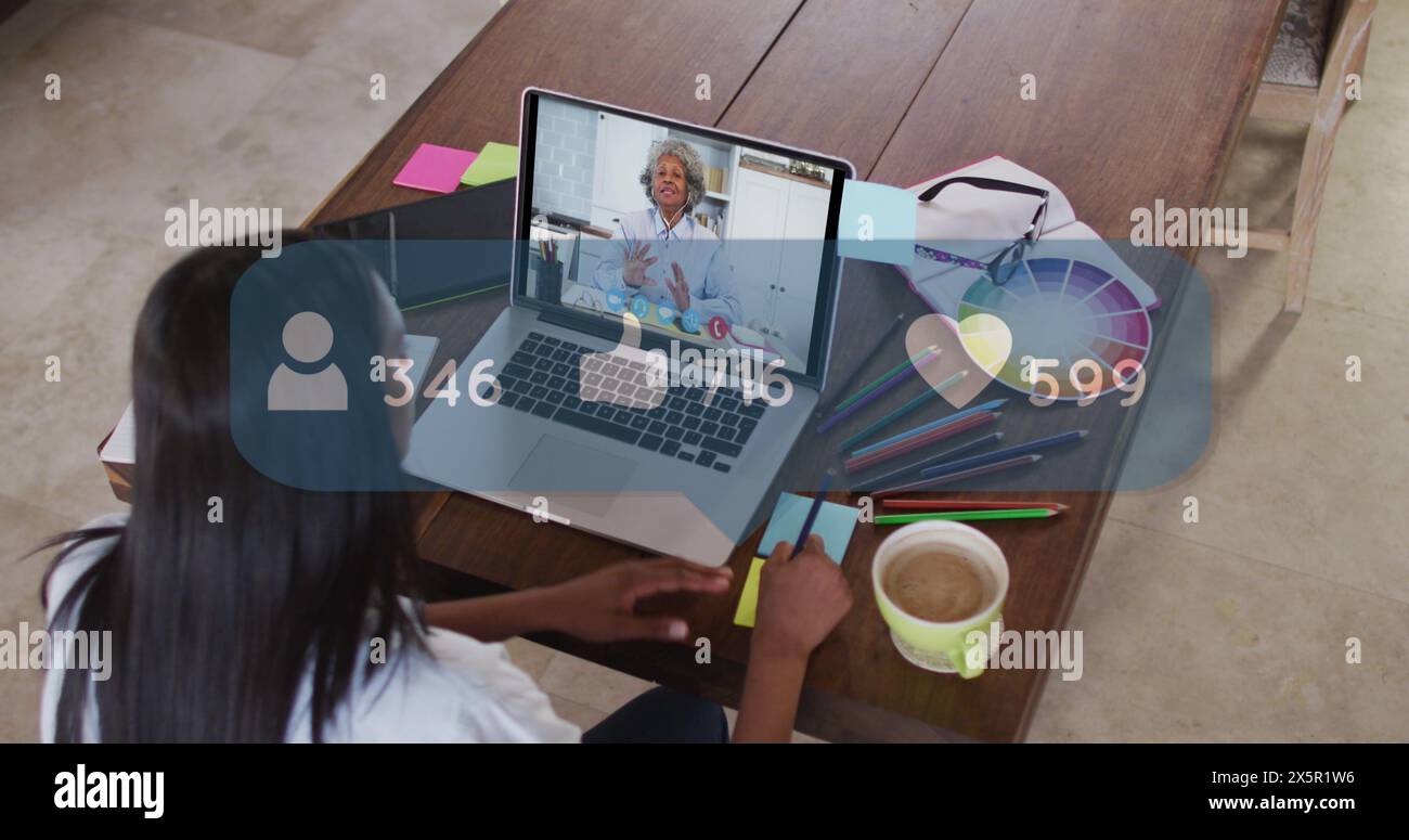 Immagine delle icone dei social media sulla donna caucasica durante la chiamata immagine del laptop Foto Stock