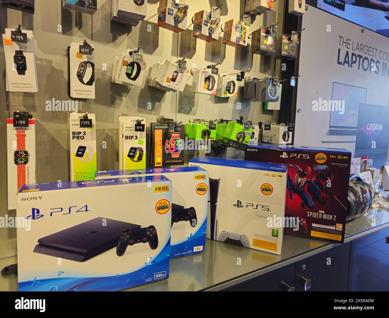 Cairo, Egitto, 22 marzo 2024: Play Station PS4 PS5 di Sony, un marchio di videogiochi composto da cinque console per videogiochi, due palmari, un supporto multimediale Foto Stock