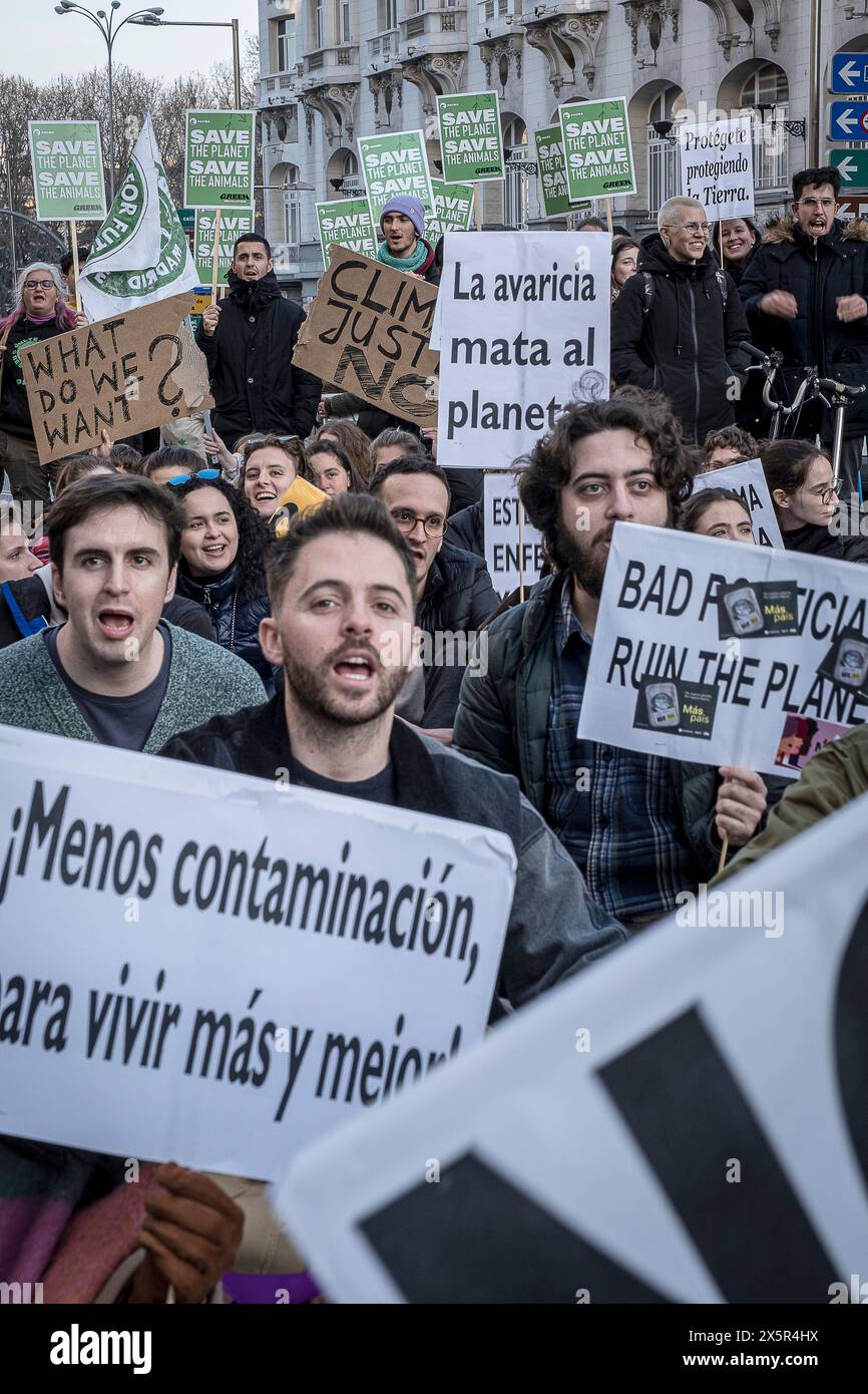 Manifestazione "giovani per il clima" del movimento "Fridays for Future" che protesta per la crisi climatica davanti al Congresso dei deputati (Congreso d Foto Stock