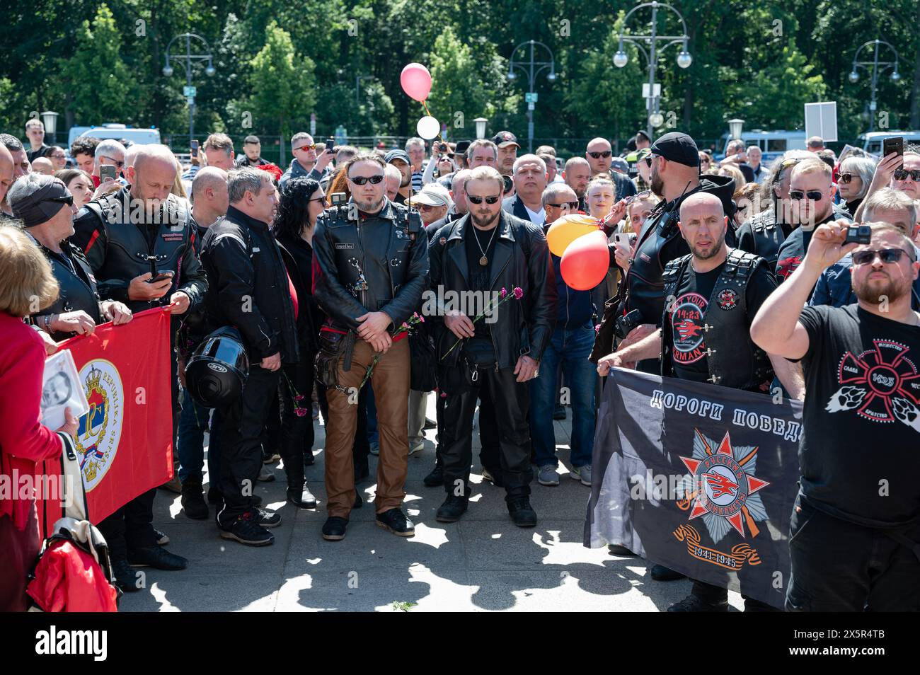 09.05.2024, Berlino, Germania, Europa - i membri e i sostenitori del club bikers pro-Putin 'Lupi notturni' depongono fiori al Memoriale di guerra sovietico. Foto Stock