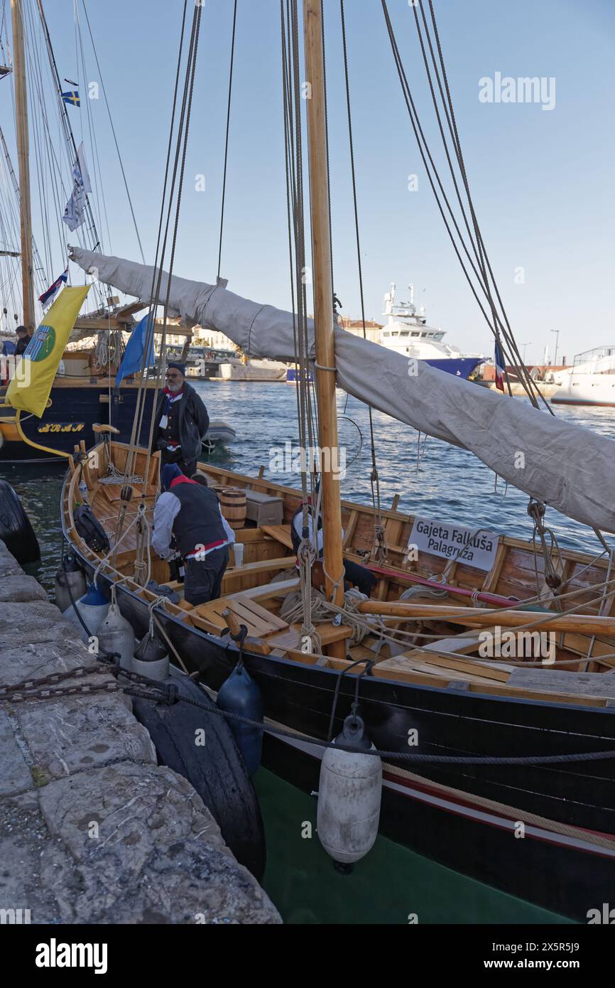 Sete, Francia. 28 marzo 2024. L'equipaggio di una vela latesca dalla Croazia partecipa all'ottava edizione dell'Escale a Sete a Sete, in Francia Foto Stock