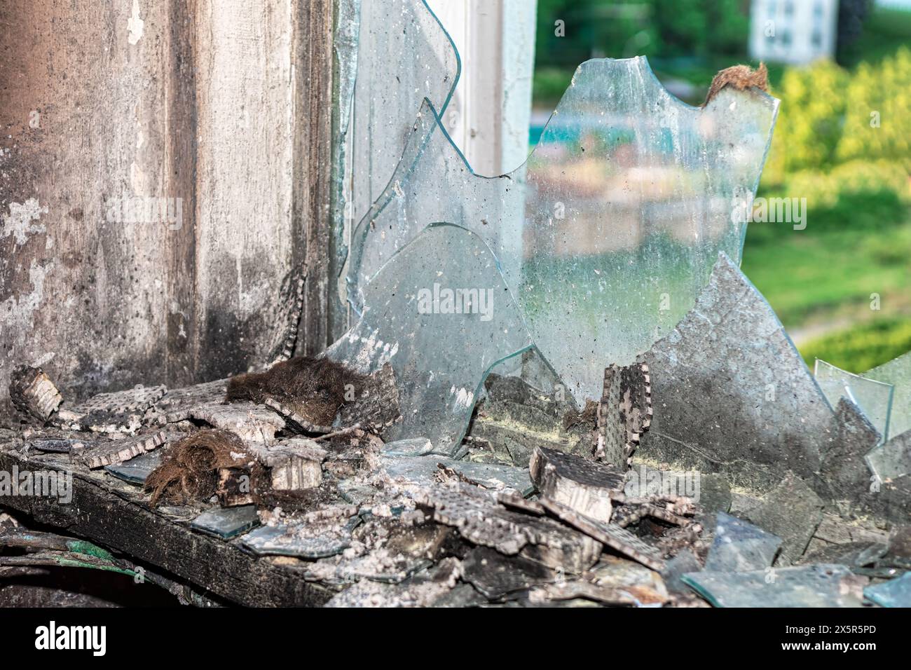 Finestra rotta dopo l'esplosione. Dettagli del caos dopo un incendio Foto Stock