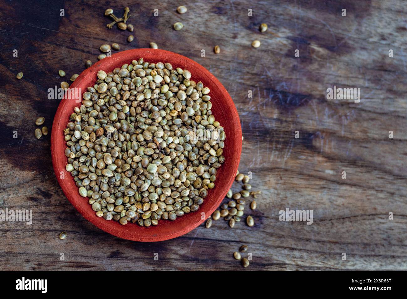 Semi di canapa o Bhang beej su un tavolo rustico in legno. Foto Stock