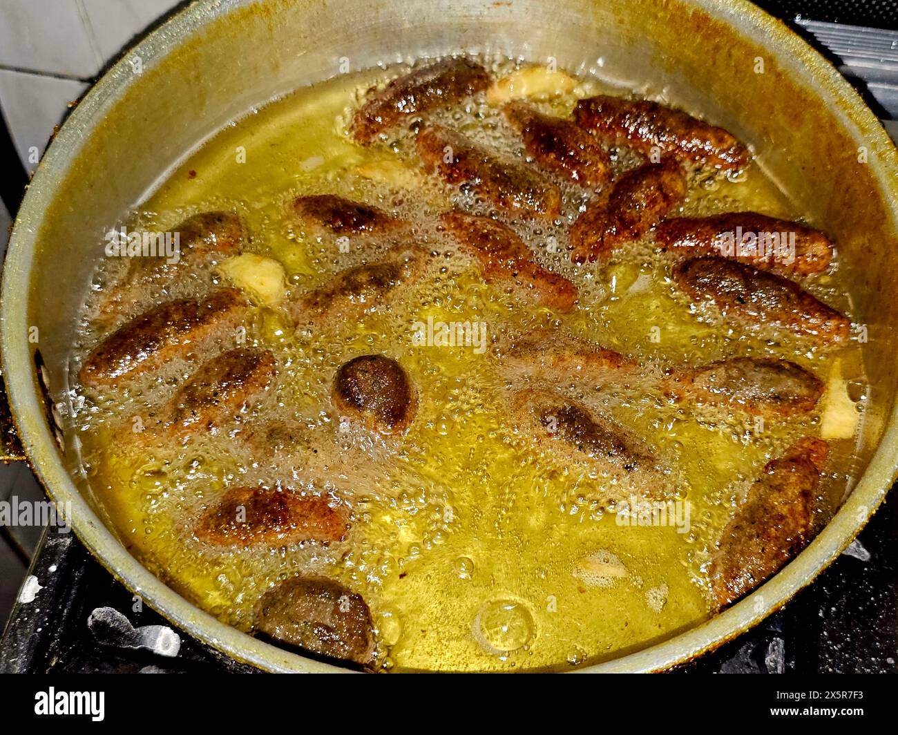 Riso kofta, un piatto delizioso e popolare in Egitto, fatto con una bella miscela di carne tritata, coriandolo, riso schiacciato, prezzemolo, aneto e fritto in profondità Foto Stock