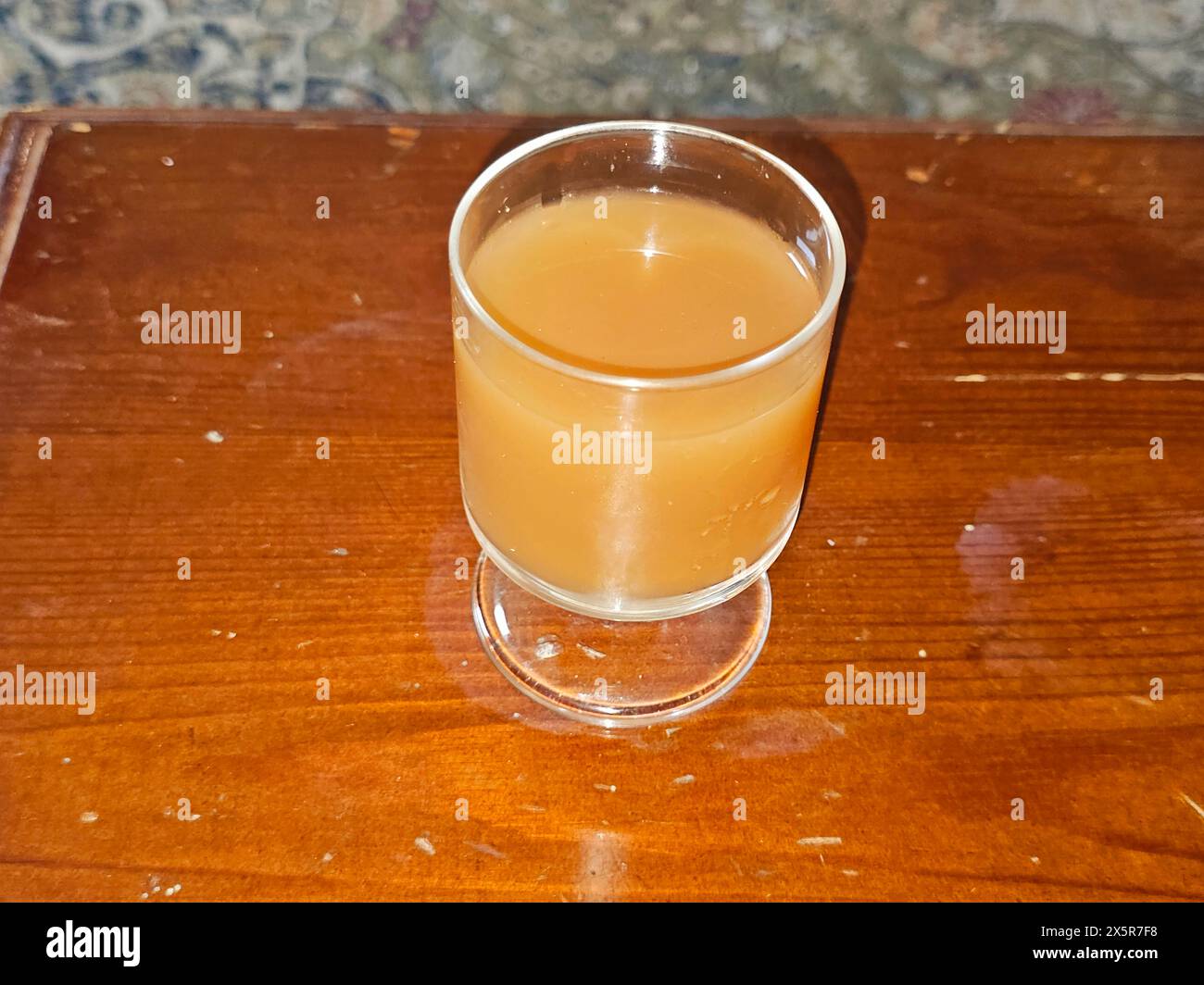 Succo di Hyphaene thebaica, palma doum, albero di pan di zenzero, un tipo di palma con frutta ovale commestibile, originario della penisola arabica e anche della nord Foto Stock