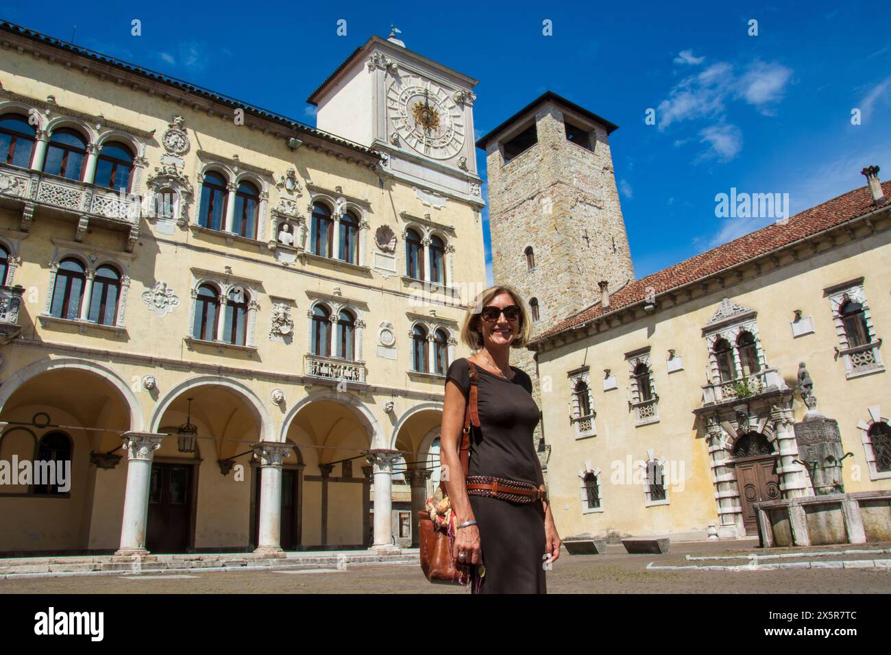 Donna nel centro di Belluno in Italia Foto Stock