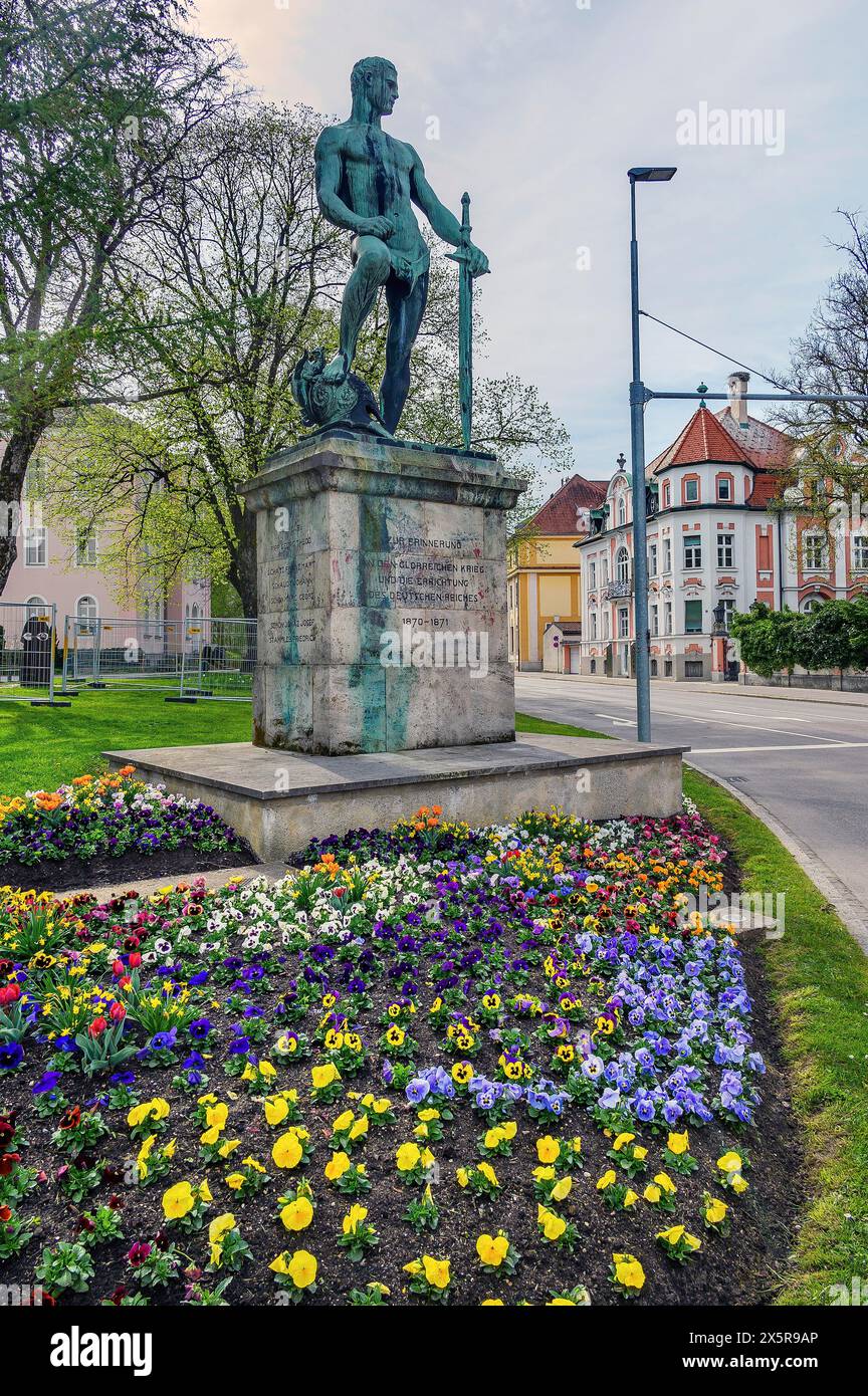 Memoriale di guerra con decorazioni floreali, Kaufbeuern, Allgaeu, Svevia, Baviera, Germania Foto Stock