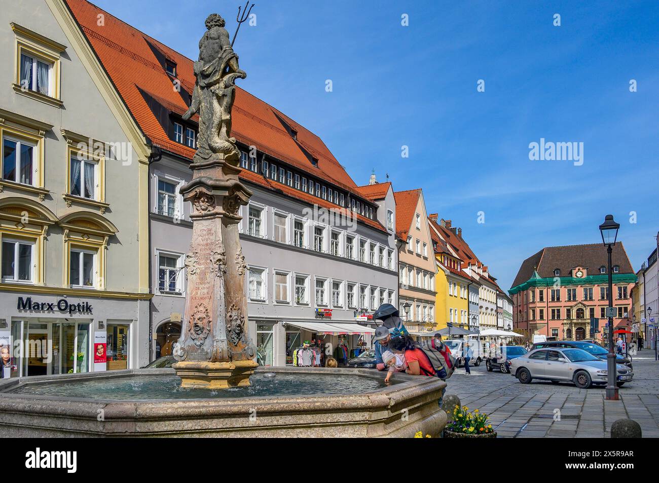 Fontana di Nettuno, case a timpano, camini e dormitori a Pfarrgasse, Kaufbeuern, Allgaeu, Svevia, Baviera, Germania Foto Stock