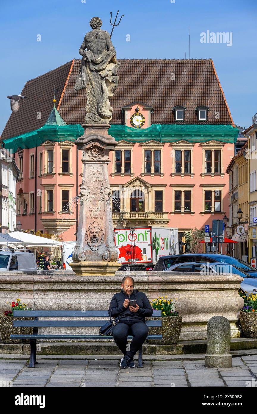 Fontana di Nettuno e Municipio a Pfarrgasse, Kaufbeuern, Allgaeu, Svevia, Baviera, Germania Foto Stock