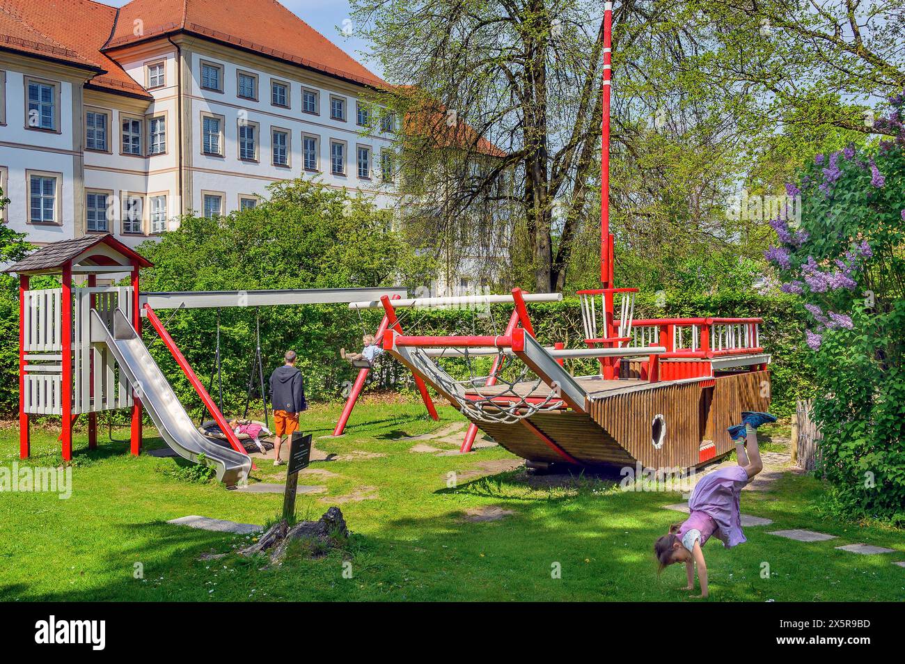 Parco giochi per bambini al birrificio inn, Irseer Klosterbraeu, Irsee, Baviera, Germania Foto Stock