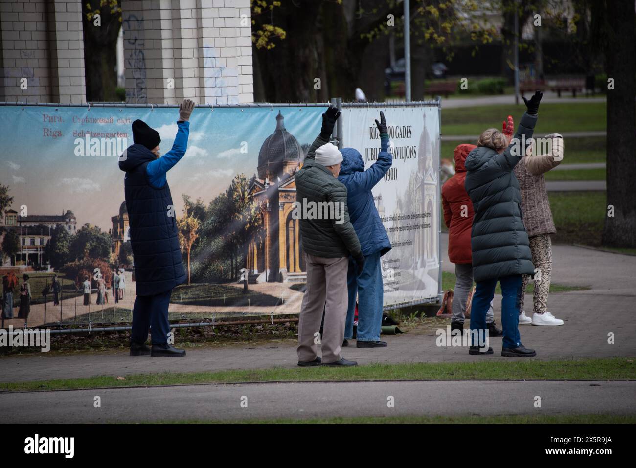 Praticanti del Falun Gong che praticano esercizi di respirazione, riga, Lettonia Foto Stock