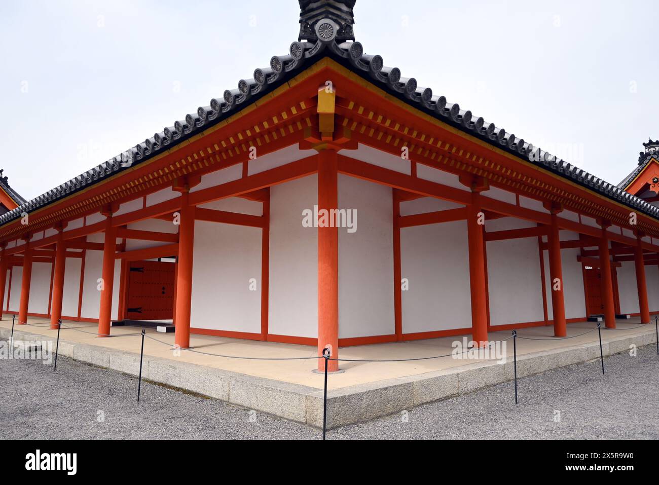 Kyoto, Giappone - 20 aprile 2024: Architetto di palazzo rosso e bianco a Kyoto Foto Stock
