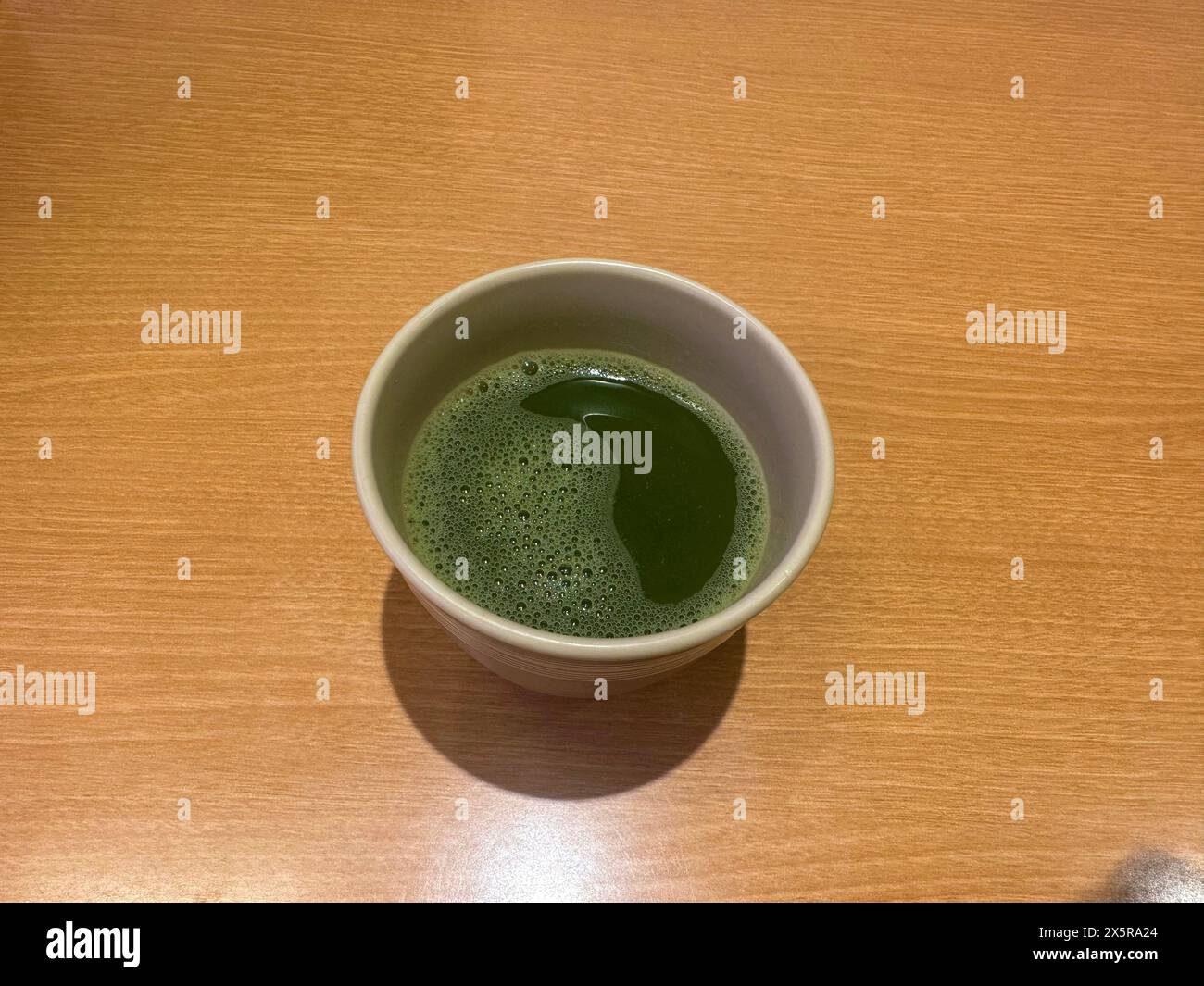 tè verde matcha in una tazza sul tavolo di legno per bere Foto Stock