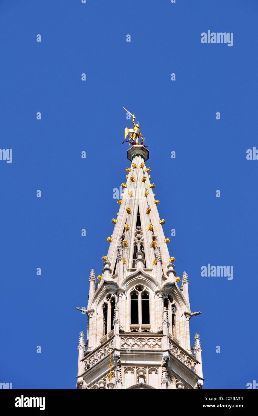 Statua dorata dell'Arcangelo Michele che combatte il drago, il santo patrono della città di Bruxelles, sul Belfry tardo gotico alto 96 metri Foto Stock