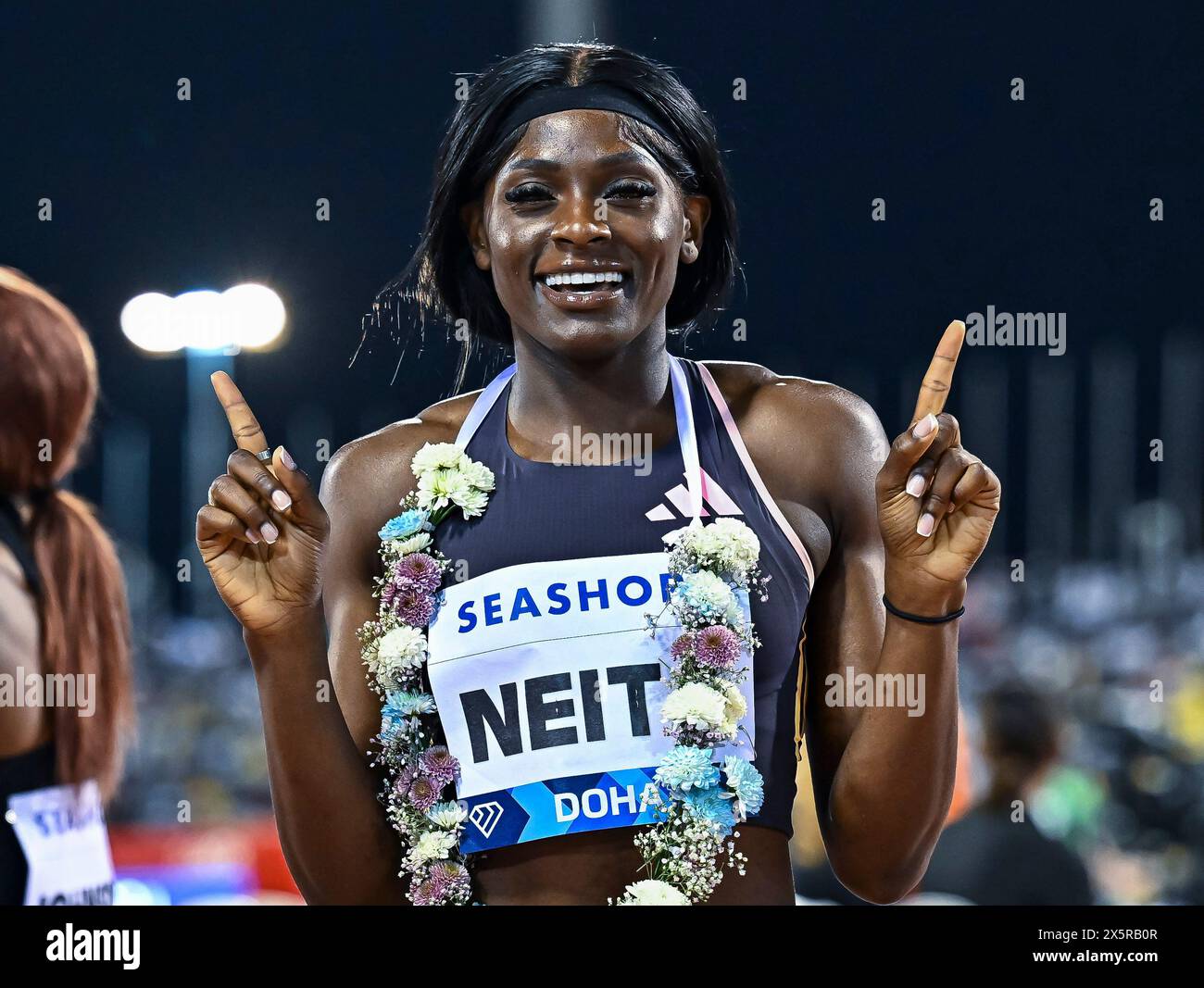 Doha, Qatar. 10 maggio 2024. Daryll Neita della Gran Bretagna festeggia dopo aver vinto l'evento femminile 100 metri al Wanda Diamond League Doha Meeting 2024 a Doha, Qatar, il 10 maggio 2024. Crediti: Nikku/Xinhua/Alamy Live News Foto Stock