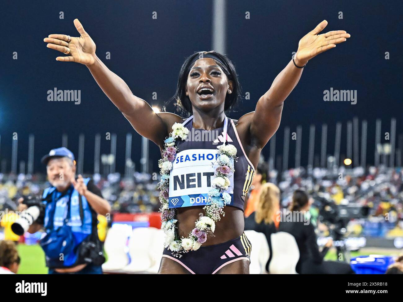 Doha, Qatar. 10 maggio 2024. Daryll Neita della Gran Bretagna festeggia dopo aver vinto l'evento femminile 100 metri al Wanda Diamond League Doha Meeting 2024 a Doha, Qatar, il 10 maggio 2024. Crediti: Nikku/Xinhua/Alamy Live News Foto Stock