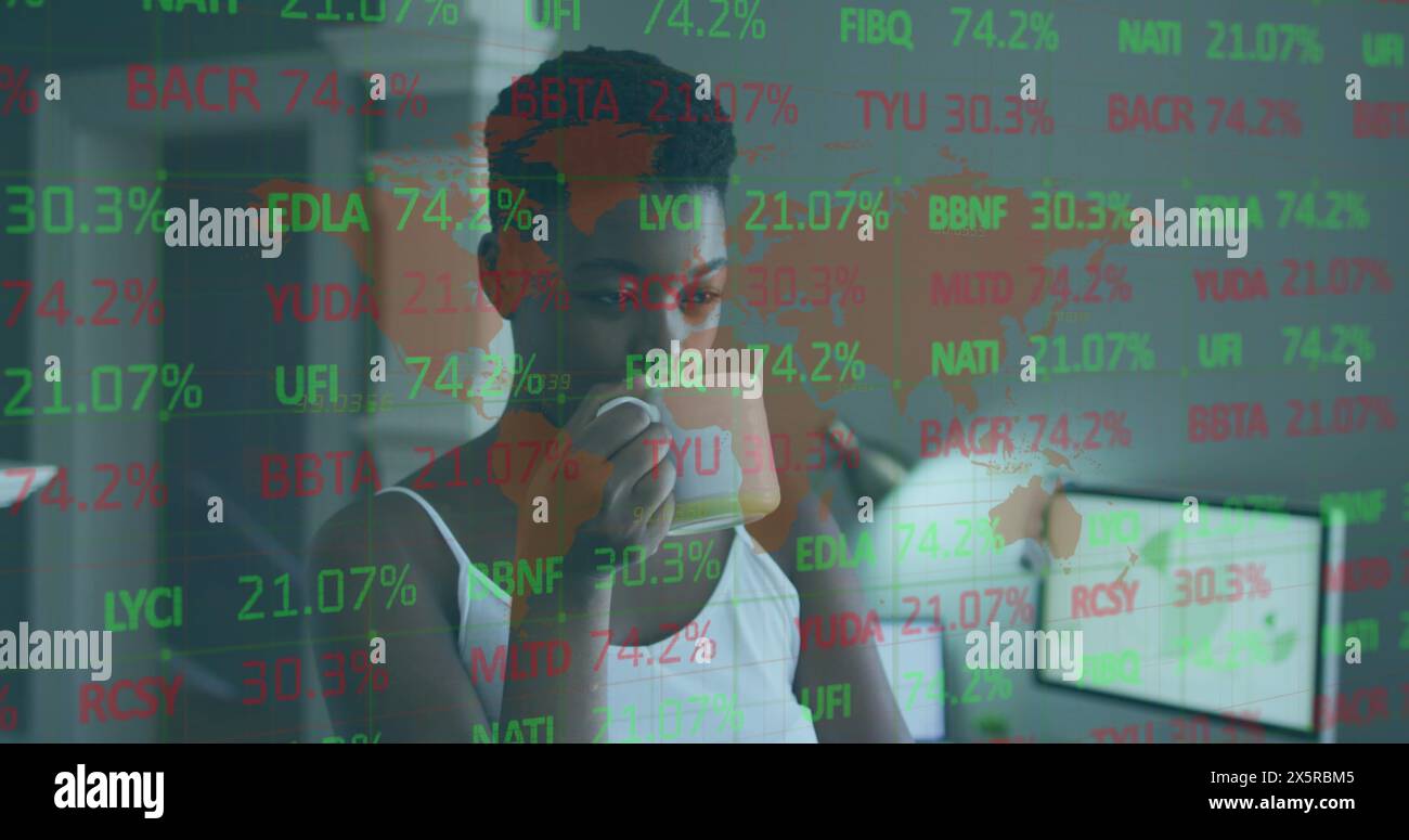 Immagine di dati finanziari su una donna afroamericana che beve caffè Foto Stock