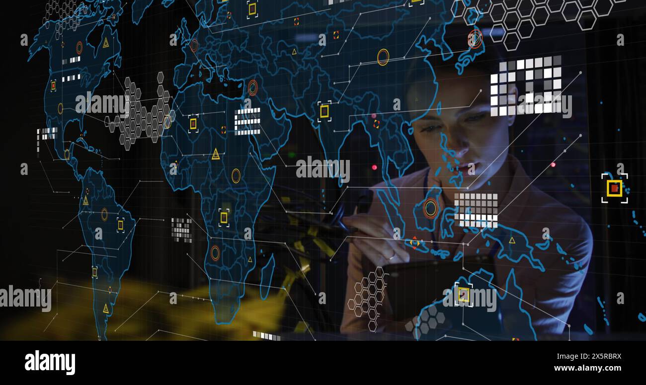 Immagine del simbolo di rischio biologico e filamento di dna con schermi digitali babbo natale Foto Stock