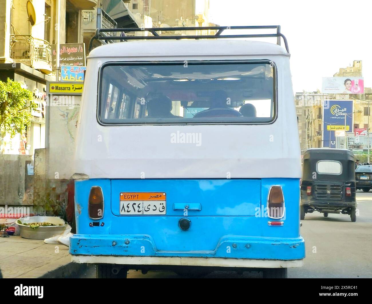 Cairo, Egitto, 19 aprile 2024: Il Cairo trasporta veicoli per passeggeri, minibus, microbus o minibus, un veicolo a motore che trasporta passeggeri Foto Stock