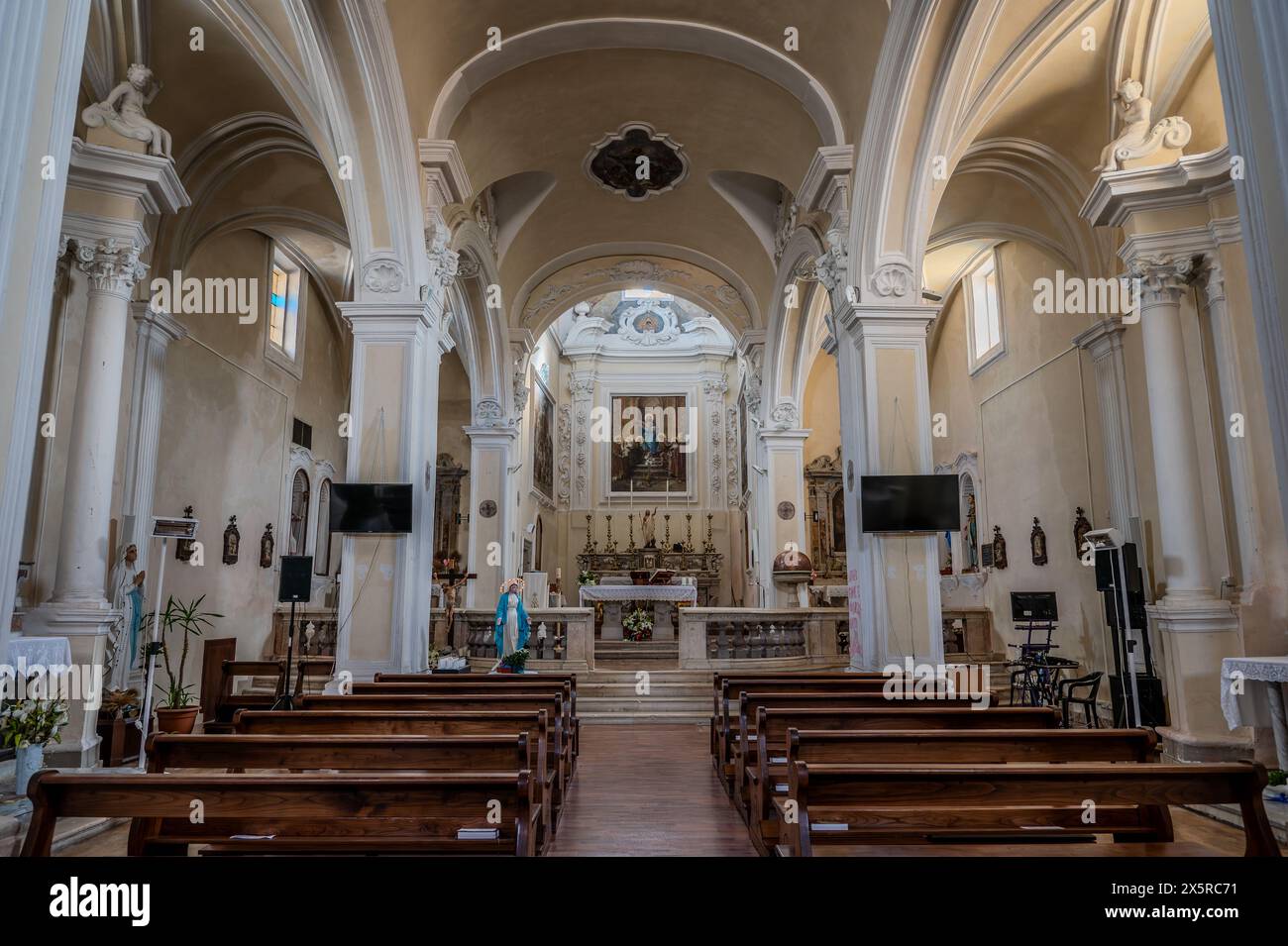 Chiesa madre di San Bartolomeo Apostolo. Precedentemente dedicato a S. Maria Assunta in cielo. La sua forma è una croce latina, con tre navate separate da t Foto Stock