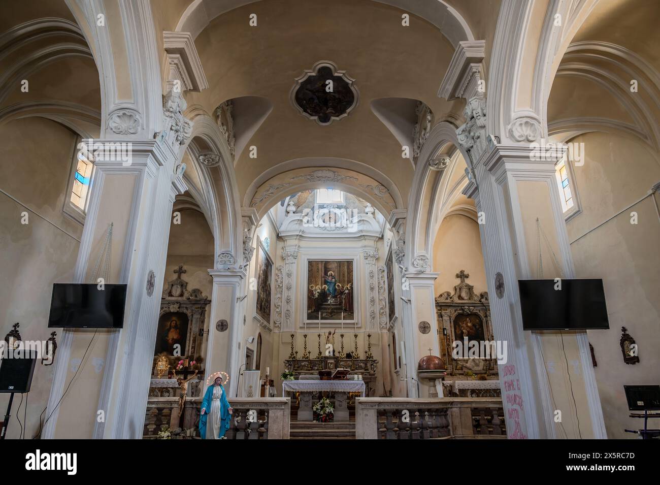 Chiesa madre di San Bartolomeo Apostolo. Precedentemente dedicato a S. Maria Assunta in cielo. La sua forma è una croce latina, con tre navate separate da t Foto Stock