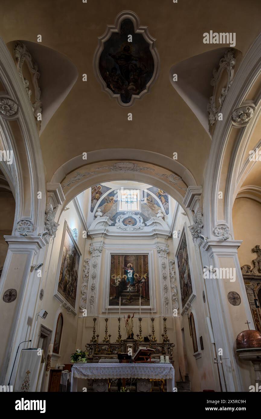 Chiesa madre di San Bartolomeo Apostolo. Precedentemente dedicato a S. Maria Assunta in cielo. La sua forma è una croce latina, con tre navate separate da t Foto Stock
