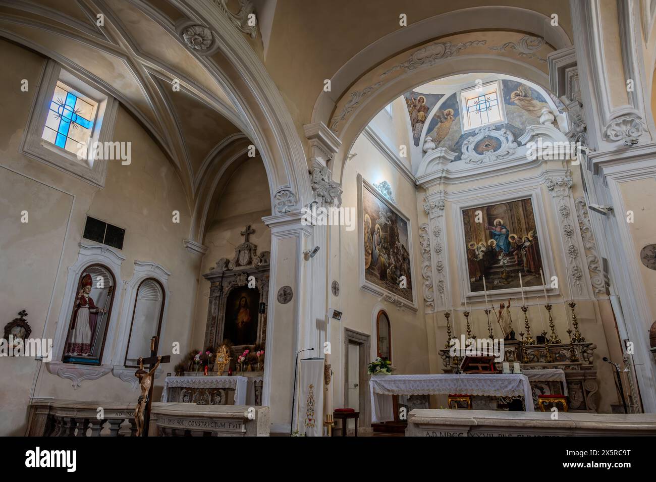 Chiesa madre di San Bartolomeo Apostolo. Precedentemente dedicato a S. Maria Assunta in cielo. La sua forma è una croce latina, con tre navate separate da t Foto Stock