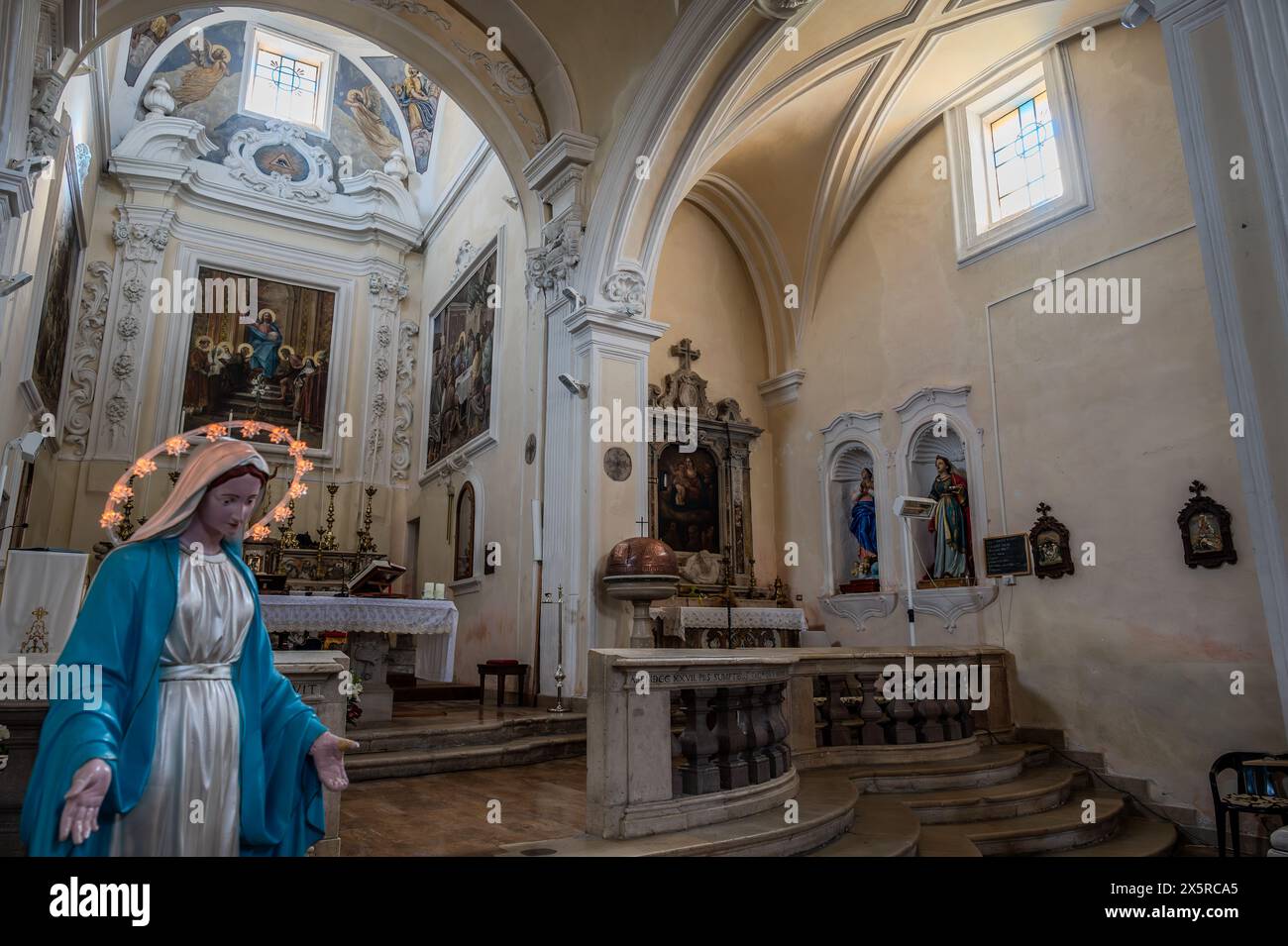 Chiesa madre di San Bartolomeo Apostolo. Precedentemente dedicato a S. Maria Assunta in cielo. La sua forma è una croce latina, con tre navate separate da t Foto Stock