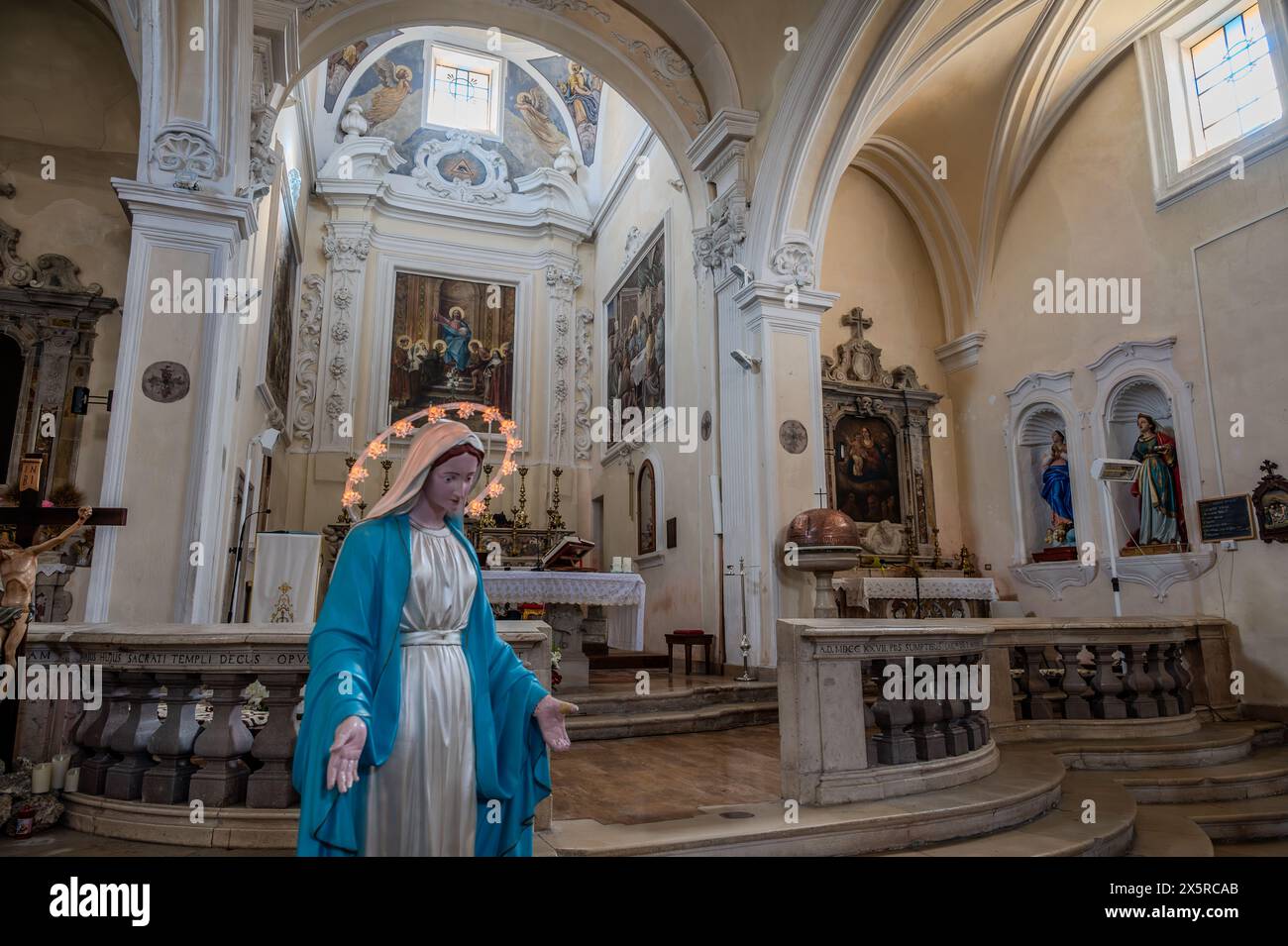 Chiesa madre di San Bartolomeo Apostolo. Precedentemente dedicato a S. Maria Assunta in cielo. La sua forma è una croce latina, con tre navate separate da t Foto Stock