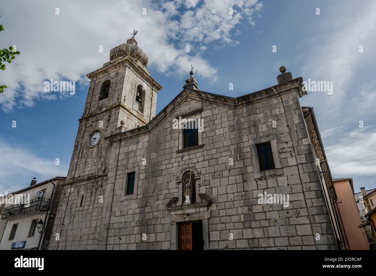 Chiesa madre di San Bartolomeo Apostolo. Precedentemente dedicato a S. Maria Assunta in cielo. La sua forma è una croce latina, con tre navate separate da t Foto Stock