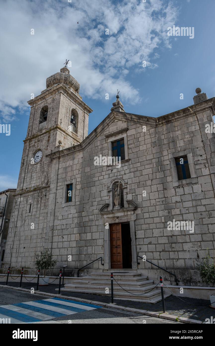 Chiesa madre di San Bartolomeo Apostolo. Precedentemente dedicato a S. Maria Assunta in cielo. La sua forma è una croce latina, con tre navate separate da t Foto Stock